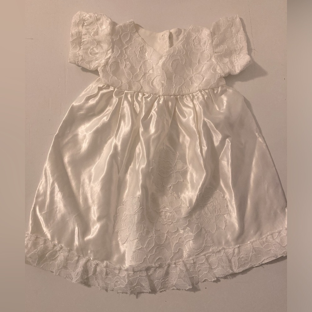 6 month pure white dress. Lace detail and beautiful pearl buttons in the back.